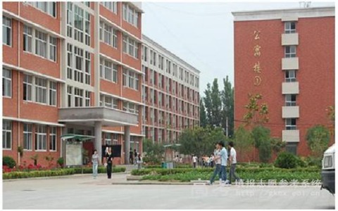 成都指南針職業技術學校建筑工地施工